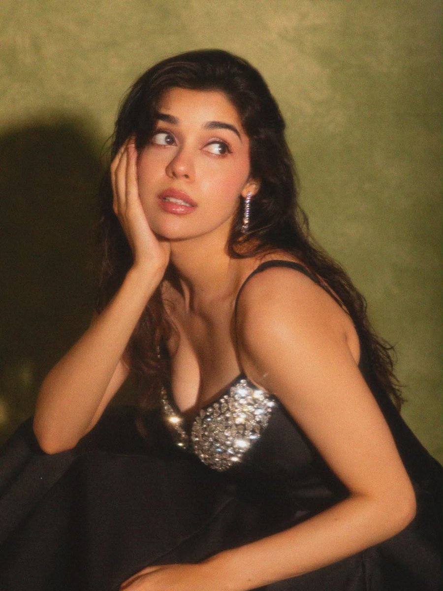 hey_nishii's tweet photo. How do I even put your beauty into words?  😭😭✨️

@EishaSingh24 🦢♡♡♡

#EishaSingh #Avisha https://t.co/fSHQd1yDbf