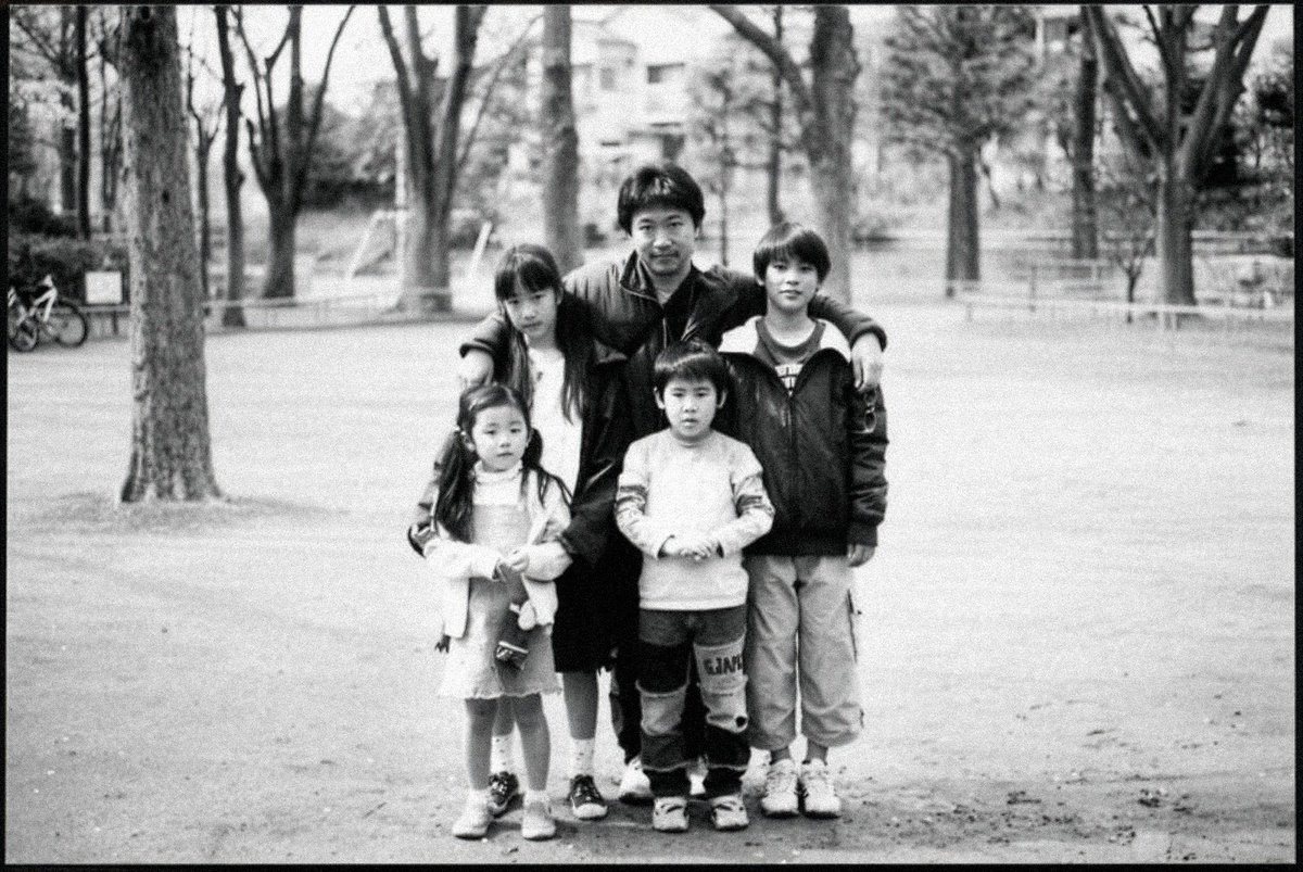 js_film_nyc's tweet photo. Hirokazu Kore-eda (#botd) with the child actors—Ayu Kitaura, Momoko Shimizu, Hiei Kimura and Yuya Yagira—of NOBODY KNOWS (2004). https://t.co/vhoaJPJ8Xe