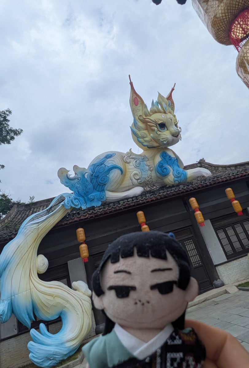 alphalpha_88's tweet photo. (映り込みあったので再投稿すみません🙇)
漢服着ながら中国ドラマよく使われる撮影地へ行きました！
映画村のでっかい版というイメージでいましたが規模が段違い！
見どころしかない！

漢服、ヒラヒラが多すぎて階段登る時持ち上げきれなかったりで大変🥺
昔は生地違うだろうけど一苦労だったと思う https://t.co/MXAv4U4mAH