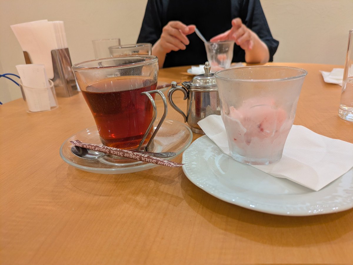 dueangely's tweet photo. 学生時代からの友達とランチしてきました。お土産のスイーツは、友達のおすすめ。 https://t.co/0vaNgKC3lJ