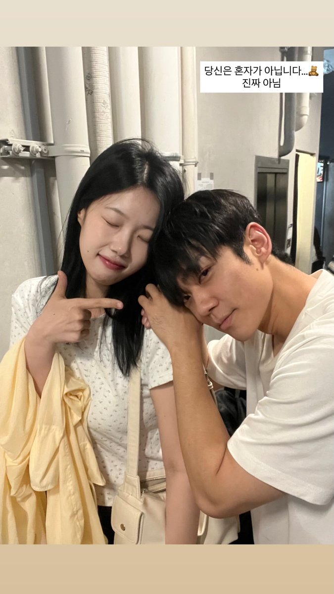 nxBi___'s tweet photo. 그 혹시 죄송한데 사진 찍고 1분 뒤에 혼절한 거 아니시죠 지금 얼마나 우셧는지 입술도 창백합니다 지금 https://t.co/R3qwFZpF2t