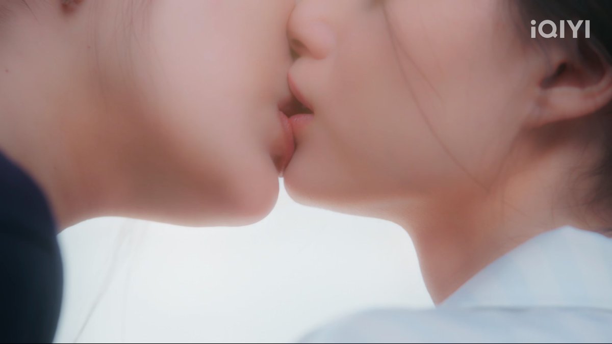 pppldr_'s tweet photo. จูบแรกของลมบลู ไอ่ลมโคตรจะทะนุถนอม ดีแล้วมันไม่สอนเจ้าหญิงจูบแบบเฟรนชคิส😂

THE AIR CROSSING THE LINE 
#เสน่หาวาโยตอนที่4 https://t.co/NOeKq2V7ov