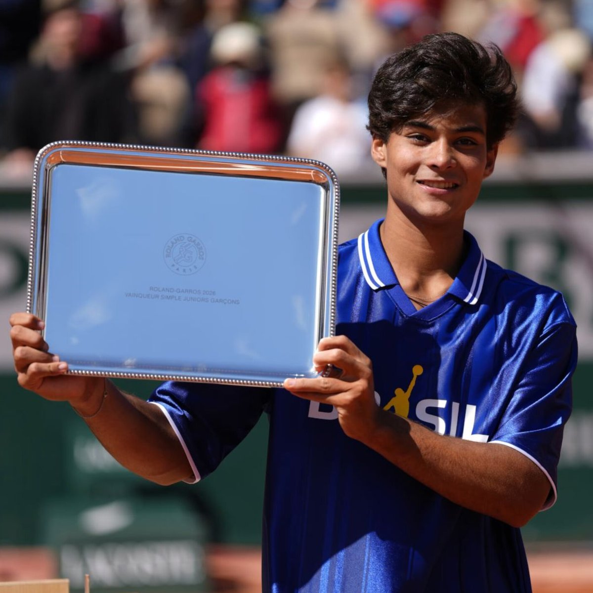 RioOpenOficial's tweet photo. GUTO CAMPEÃO DE ROLAND GARROS E NÚMERO 1 DO MUNDO! 🇧🇷

Luis Guto Miguel garantiu o troféu juvenil de Roland Garros neste domingo, ao derrotar o norte-americano Michael Antonius. O título marca Guto como 1 do mundo na próxima atualização do ranking juvenil. 🚀

📸: FFT https://t.co/JDkDeFG5Ag