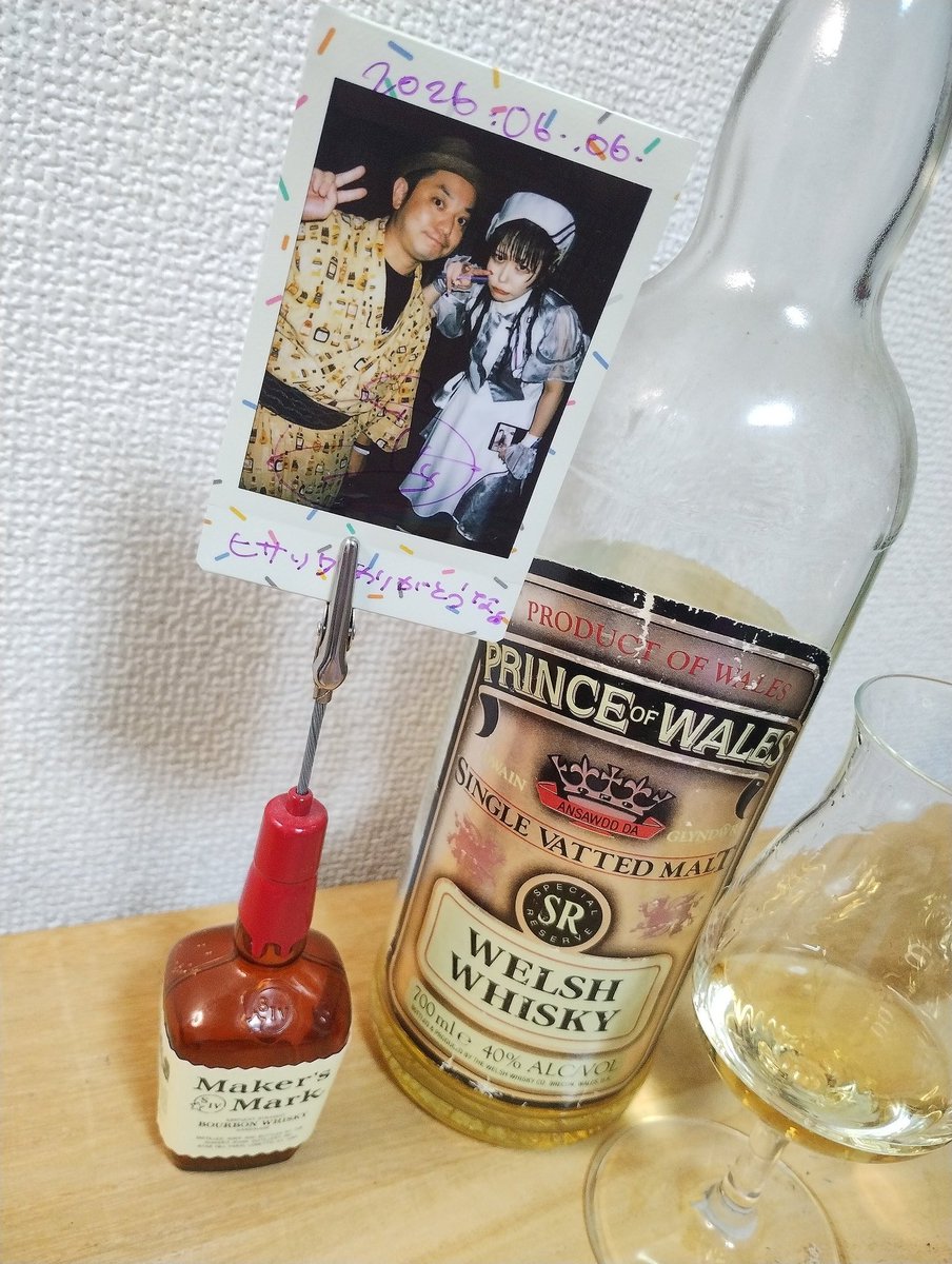 hisacois's tweet photo. チェキツイ！　YUGUREMIの仲昏アジさんとはじめまして！

相当ガチのウイスキー通アイドルとして、結構前から会いたかった方。話してみてもやはり本物だった……。ライブも最高だったよ！

今うちに仲昏アジを唸らせるような酒は無いのだけど、大昔に買った謎の多いウイスキーと一緒に。 https://t.co/l8yM4VTloX