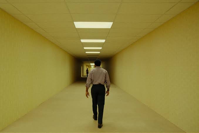 WatchOrSkipIt's tweet photo. Backrooms (2026): Watch It

Parsons serves up savory creepypasta in #Backrooms — coats every frame with eeriness and dread, but the story could be more firm and structured. A fantastic feature debut nonetheless. Can’t wait for the next one! https://t.co/yyDBtKOxnJ
