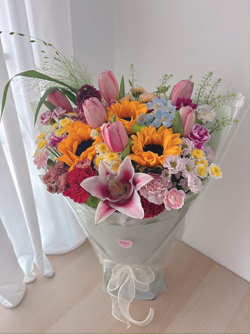 PetaleStudio's tweet photo. Client kali ni lurve la , nak our pinky promise wrap and nak bagi husband dia. So dia suruh kita gubah version lelaki. Mixed sunflowers dgn tulips jadi lurve. https://t.co/hhnncZrVTi