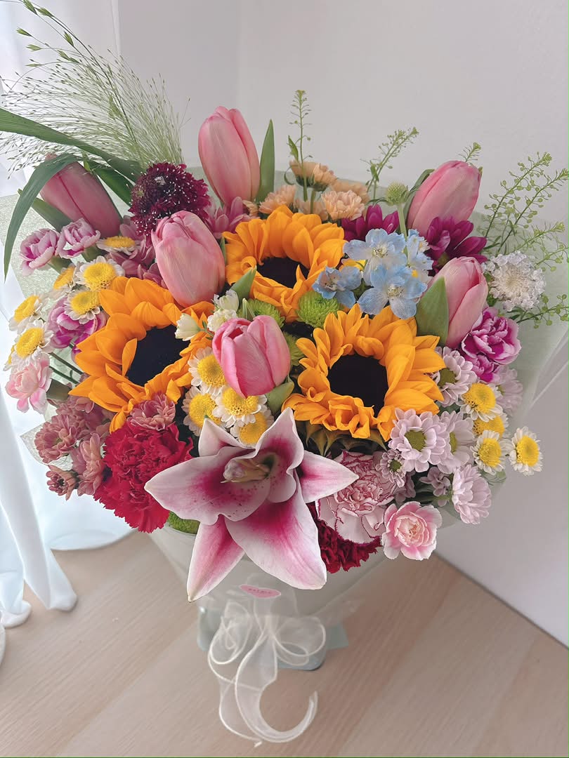 PetaleStudio's tweet photo. Client kali ni lurve la , nak our pinky promise wrap and nak bagi husband dia. So dia suruh kita gubah version lelaki. Mixed sunflowers dgn tulips jadi lurve. https://t.co/hhnncZrVTi