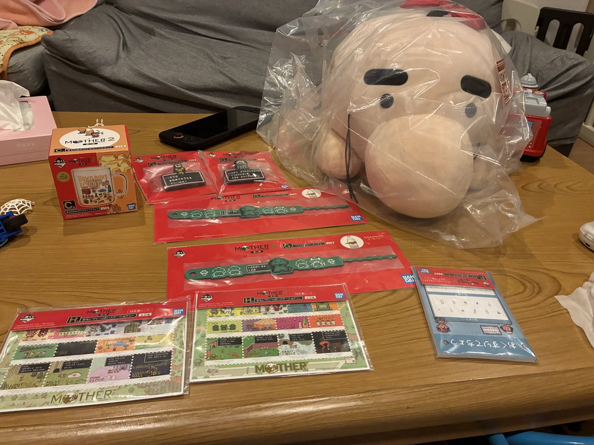 anisonmanP2's tweet photo. 友人の頼みでMOTHERの1番くじやってきたら欲しいもの大体揃ったそうなので本日の任務完了。※朝２０回引き先程８回やってラスト1までGET #MOTHER2 https://t.co/5FmDC7dL5T