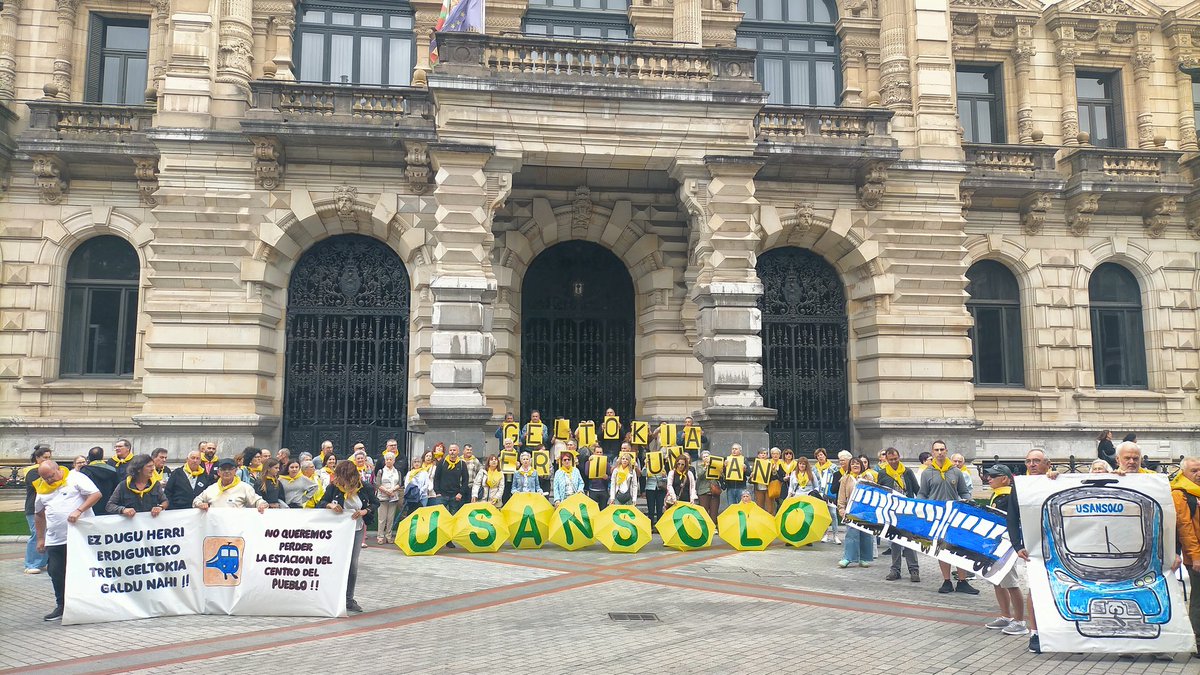 Geltokierdigune's tweet photo. Gaur Bilbotik ibili gara!
Usansolotarrok argi eta garbi utzi dogu: #Usansolo erdigunean metro geltokia bat behar eta nahi dogu. 
Eskerrik asko parte hartu dozuen guztioi! #geltokiaerdigunean #lortuarte #lortukodugu @ETS_RFV @socialistavasco @eajpnv @ehbildubizkaia @PPBizkaia https://t.co/t32nsbPbQI