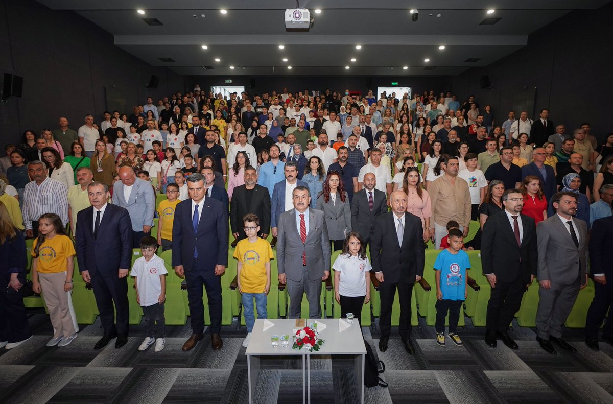 tcmeb's tweet photo. Millî Eğitim Bakanı @Yusuf__Tekin, “Türkiye 7. Okullar Arası Zekâ Oyunları Şampiyonası” Ödül Töreni’ne Katıldı

"Şu an Türkiye, derslik başına düşen öğrenci sayısı, öğretmen başına düşen öğrenci sayısı gibi uluslararası ölçeklerde, derecelendirme ve sıralamada önem verilen kriterler açısından OECD üyesi ülkeler içerisinde bile ilk sıralarda yer almaya başladı.

Bize katkı vermek isteyen bütün paydaşlarla -üniversiteler, meslek örgütleri, sivil toplum örgütleri, düşünce kuruluşları- hepsiyle ortak çalışmaya hazır olduğumuzu sürekli ifade ettik. Türkiye Zekâ Vakfı ile ilişkimizin de bu şekilde algılanmasını özellikle istirham ediyorum."

👉🏼 https://t.co/WCXhkCLe4r