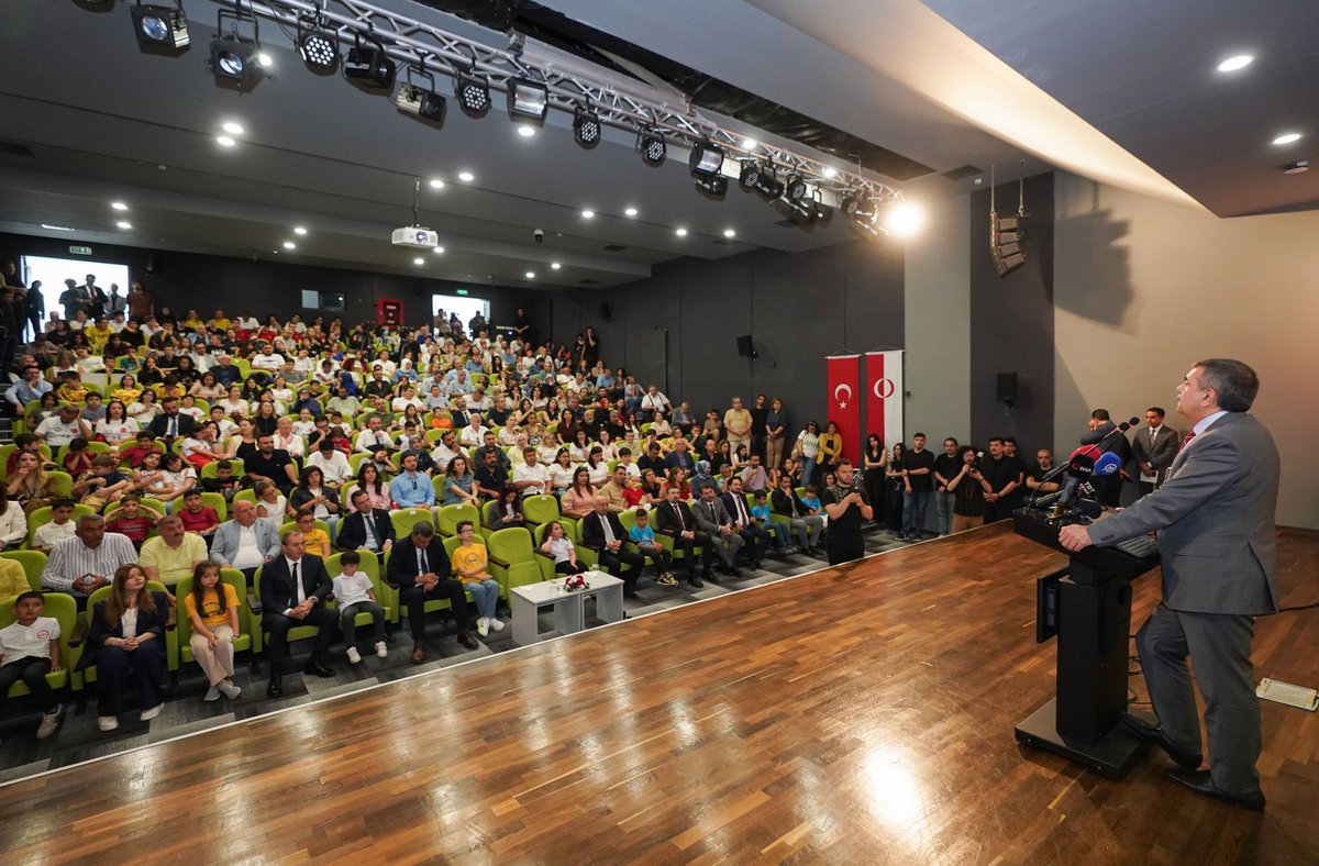 tcmeb's tweet photo. Millî Eğitim Bakanı @Yusuf__Tekin, “Türkiye 7. Okullar Arası Zekâ Oyunları Şampiyonası” Ödül Töreni’ne Katıldı

"Şu an Türkiye, derslik başına düşen öğrenci sayısı, öğretmen başına düşen öğrenci sayısı gibi uluslararası ölçeklerde, derecelendirme ve sıralamada önem verilen kriterler açısından OECD üyesi ülkeler içerisinde bile ilk sıralarda yer almaya başladı.

Bize katkı vermek isteyen bütün paydaşlarla -üniversiteler, meslek örgütleri, sivil toplum örgütleri, düşünce kuruluşları- hepsiyle ortak çalışmaya hazır olduğumuzu sürekli ifade ettik. Türkiye Zekâ Vakfı ile ilişkimizin de bu şekilde algılanmasını özellikle istirham ediyorum."

👉🏼 https://t.co/WCXhkCLe4r