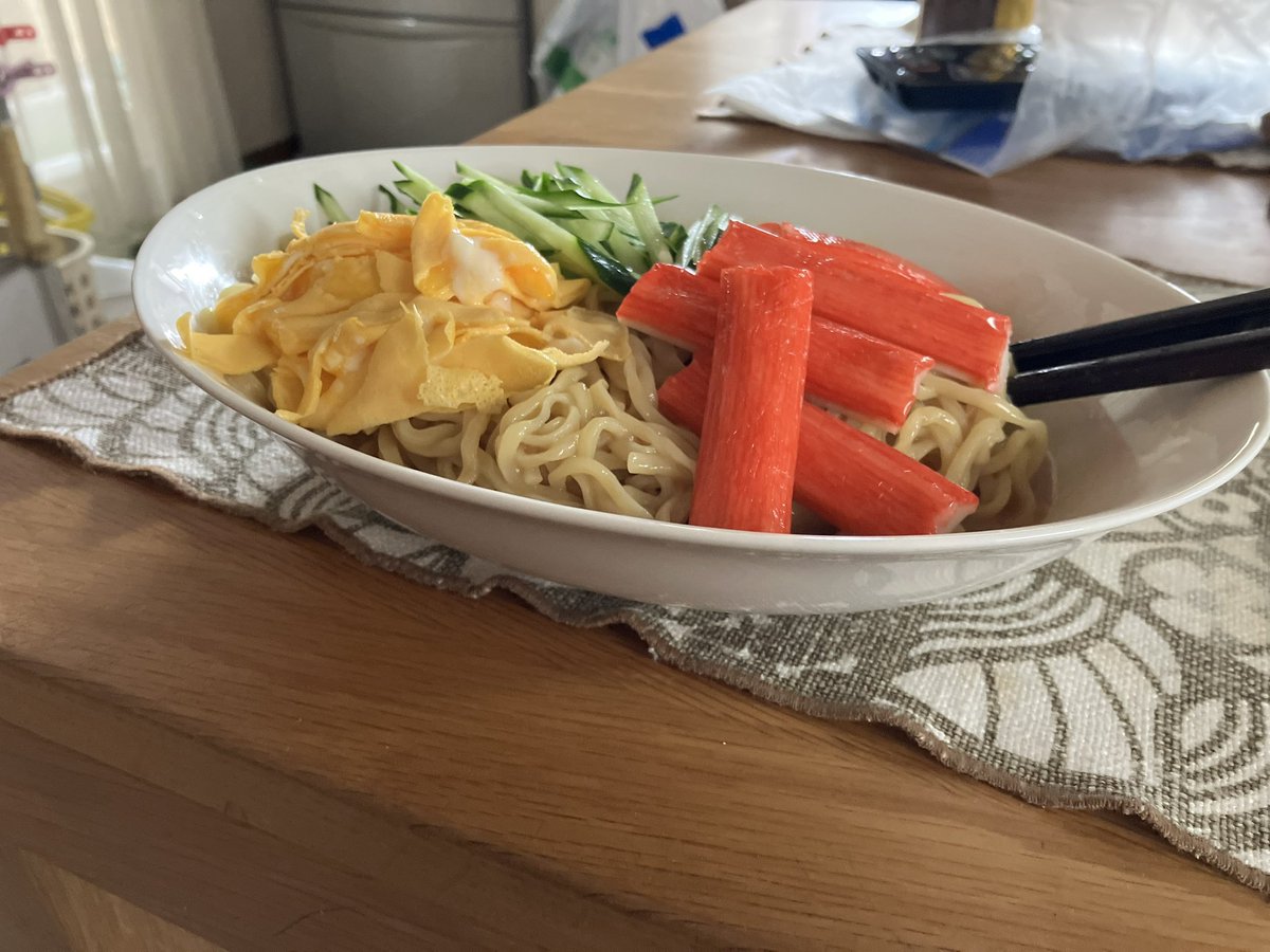 simadamakoto's tweet photo. 冷やし中華作りました。

自分で作ると400円くらいで食べられるのありがたいよね。 https://t.co/ae5RUTCrg5