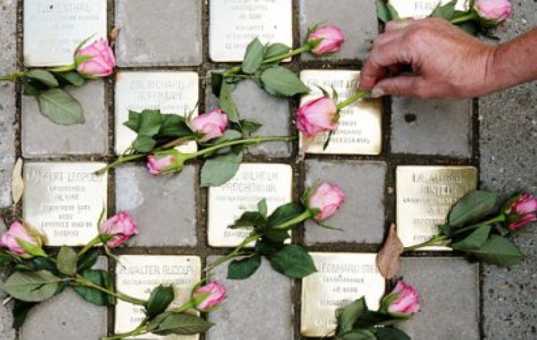 RosymarRdV's tweet photo. Escuché a @Juliococo decir que no era necesario un museo.
Es falso.
La evidencia histórica es muy importante.
Las personas tienen memoria corta. Al haber pruebas físicas, no pueden cambiar/tergiversar la historia.
Eso lo vives en Museos, edificios y las calles de #Alemania. https://t.co/YIyEzFlsVS