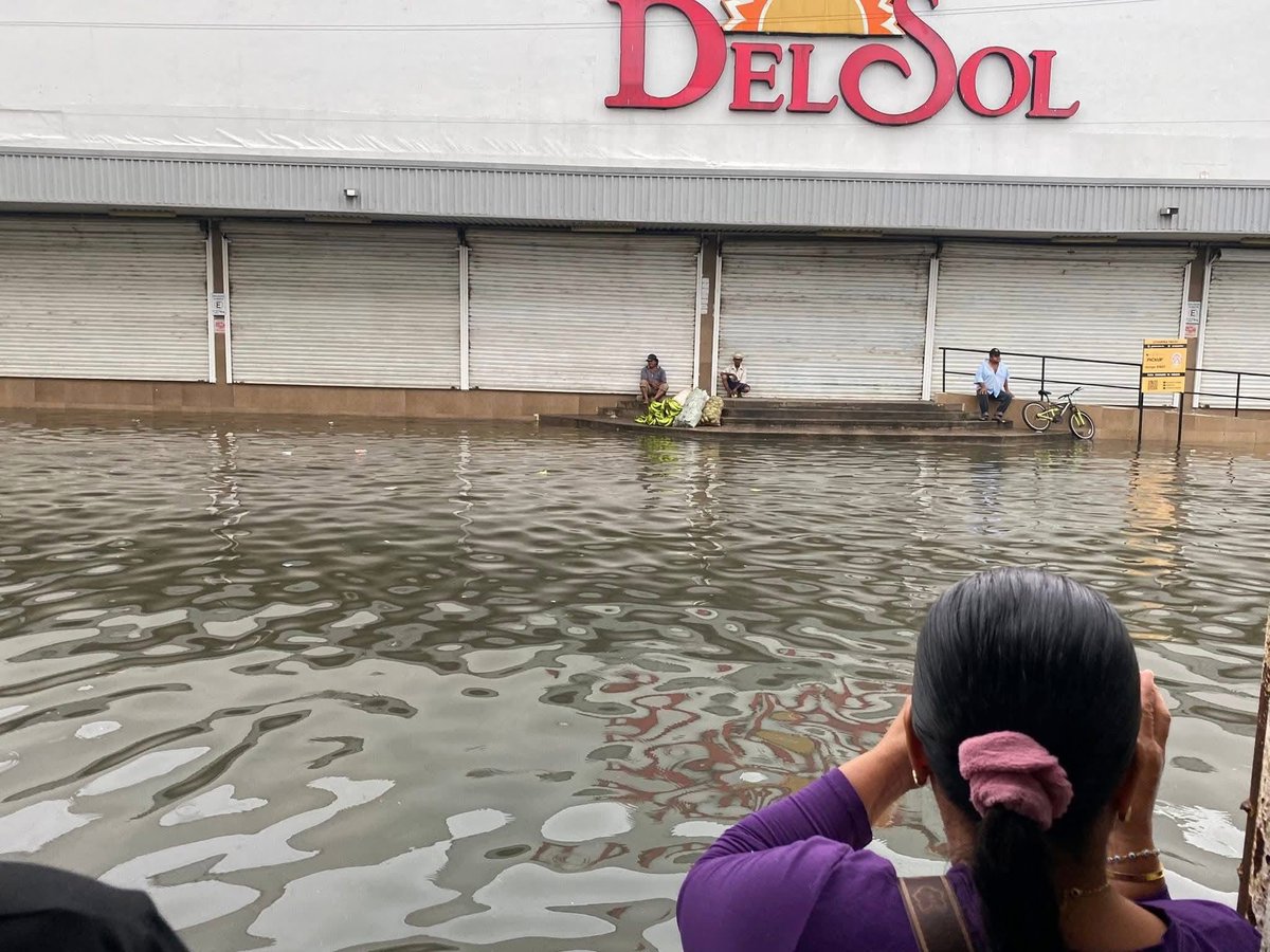LineaTabasco's tweet photo. 🌧️

Las intensas lluvias registradas durante las primeras precipitaciones de junio dejaron severos encharcamientos en distintos puntos de #Macuspana, especialmente en la zona comercial cercana al mercado público https://t.co/h5p4ha7RIX