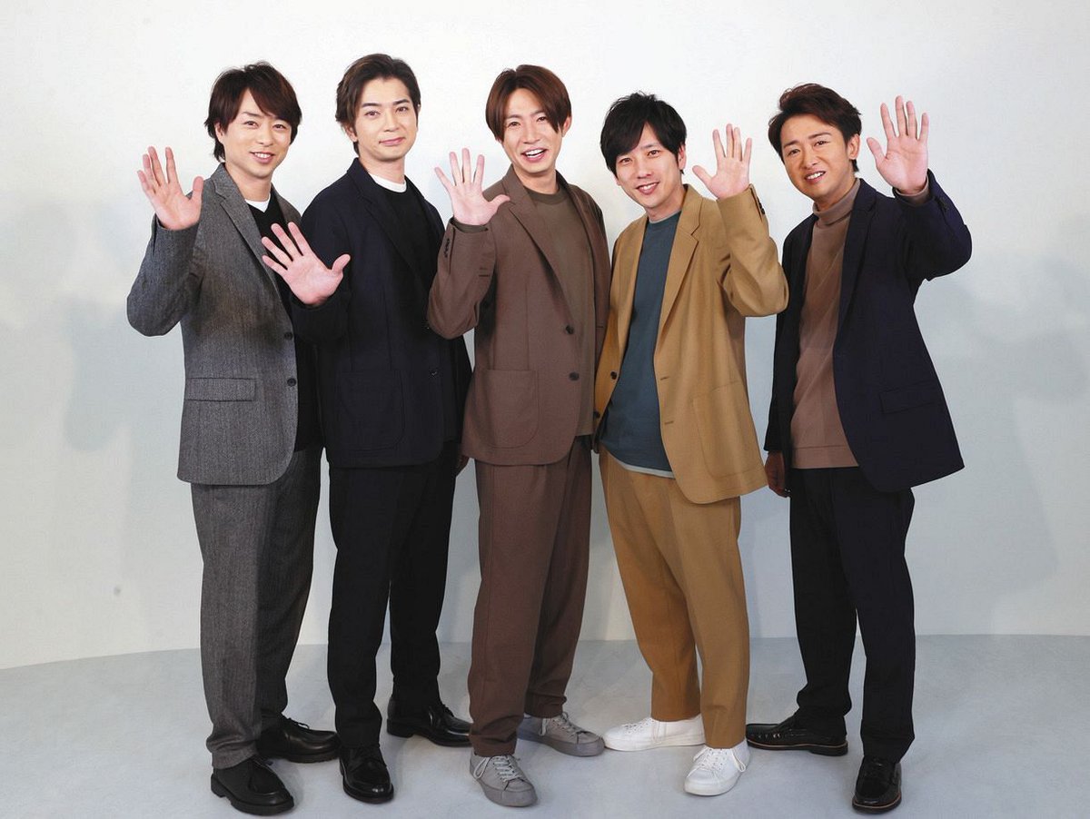 Yu_57a6_sn's tweet photo. #私の好きな嵐 
#嵐 
#ARASHI 
集合写真の撮影になるとセンターの取り合いではなく譲り合いが発生する（翔くん談）
→不動のセンターが存在しないので、結果的に誰がセンターでも違和感が全くない https://t.co/GL8JFcv5EG