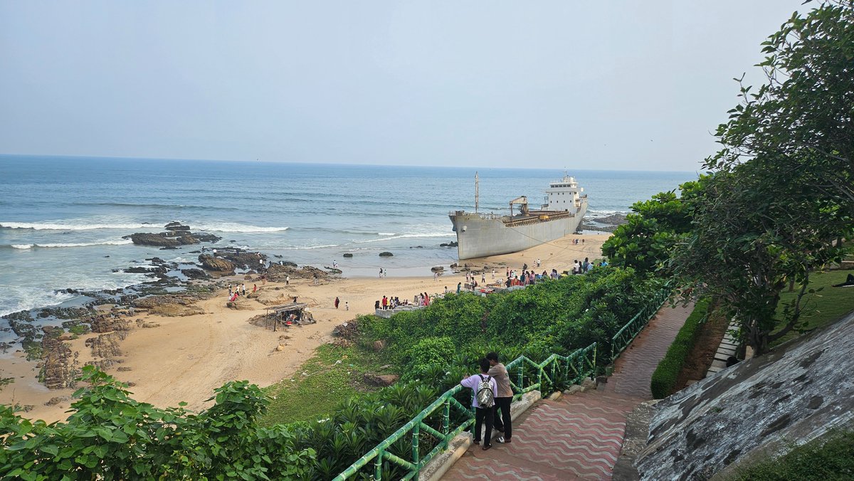 pritishposwal's tweet photo. Vishakapatnam is definitely the best coastal city in this country. I feel with more spends, promotion and infra investments by govt and pvt sector it can become Da Nang of India. 
It's really clean, affordable, people are friendly and food is good too. 
Pic source - My phone https://t.co/UWvQg30TBA