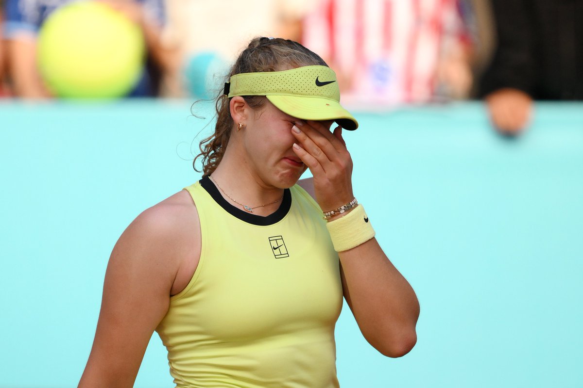 gonzaloferreyr's tweet photo. "No soy una campeona".

Hace algunas semanas, en Madrid, Mirra Andreeva colapsó, lloró en pleno partido. La pasó muy mal y se reprochó su temple.

Un mes después es campeona de Roland Garros y ya se aseguró un Grand Slam con tan solo 19 años.

Mirra Andreeva ES una campeona. https://t.co/n4Z5IcBFQA