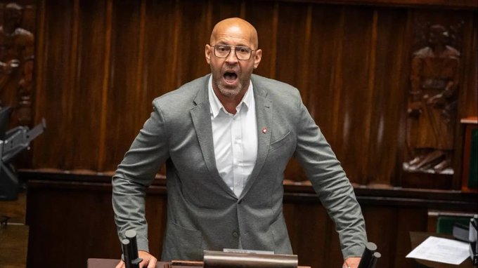 DlugoszAnn42100's tweet photo. To jest anty minister sportu w nierządzie KO Tuska .
Morda od ucha do ucha  .
Ten ujadacz nienawidzi sportowców  którzy nie są z rozdania komuchow.

Maja Chwalinska  aby być w Francji musiała  całkowicie pokryć koszty pobytu swojego udziału French Open 
Nawet hotel! https://t.co/ZlZ7OyuZmi