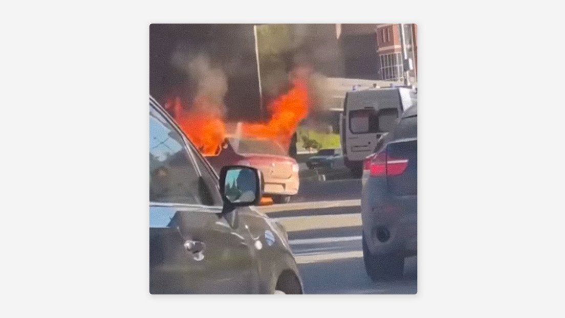 Sepa_mass's tweet photo. Ambulancia pasa por lugar de un accidente y salva a conductor de auto en llamas 

VIDEO: https://t.co/ttSifsGzMw https://t.co/zEAwEONs5D