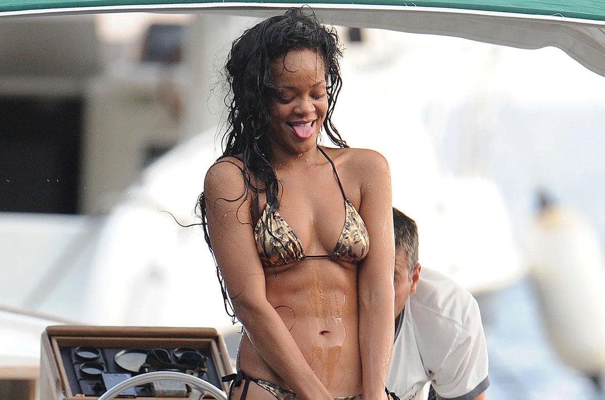 luanwantsu's tweet photo. Rihanna vacationing in Italy, 2012. https://t.co/YHp1pO1N1K