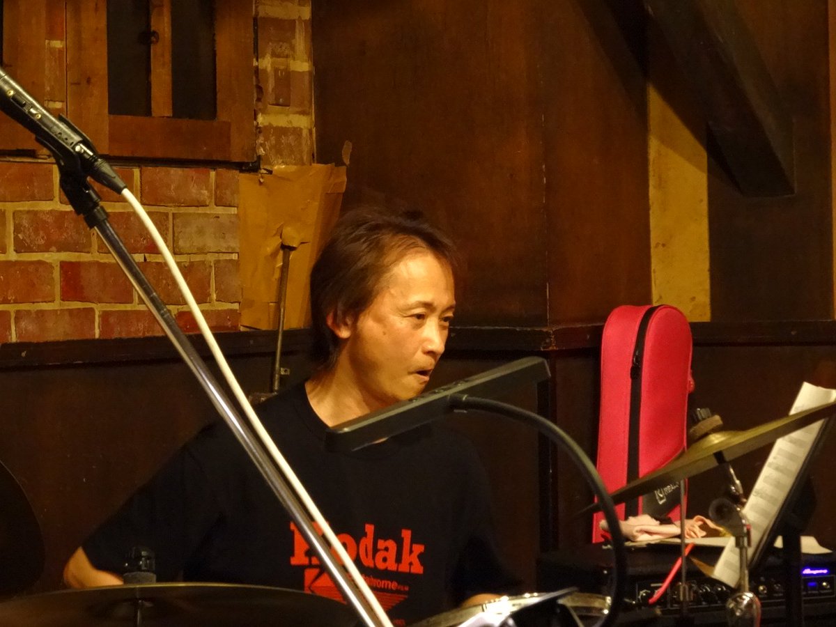 takebetter1's tweet photo. E.C.ではもはや定番
｢BURN｣で爆盛り上がり🔥

🥁谷さんがアガるアガる‼️
🎸Satoshiさんが冴える冴える‼️
🎹遠度さんも魅せる魅せる‼️

のまぐちさんは言うまでもなく
ホント上手過ぎよねぇ✨

ほんとバンドって凄い🎵 https://t.co/UhFYPa4XvB