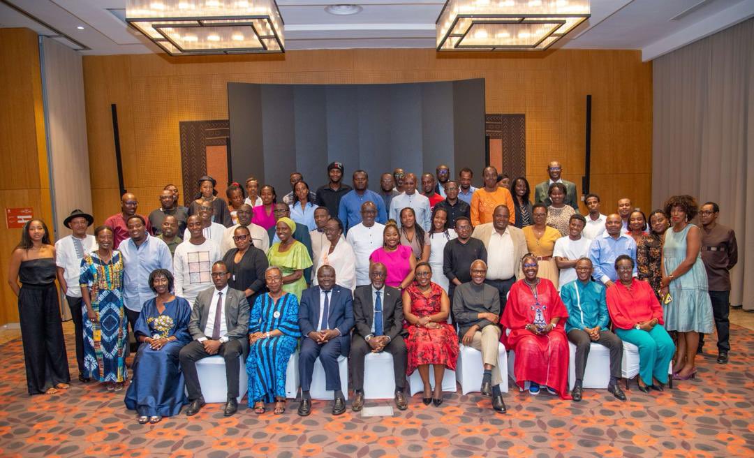 kigalitoday's tweet photo. Abanyarwanda batuye muri Senegal bagaragarijwe uburyo Igihugu cyabo gikomeje gutera intambwe ishimishije mu nzego zitandukanye zirimo n'urw'ubuzima binyuze muri gahunda yo kubaka ubukerarugendo bushingiye ku buvuzi no kunoza ireme ry’ubuvuzi bwo ku rwego rwisumbuye.

Ni ibyagarutsweho ubwo Umunyamabanga Mukuru w’Umuryango FPR Inkotanyi Amb. Christophe Bazivamo hamwe n’abasenateri Bibiane Ndiaye Gahamanyi na Dr Charles Murigande babonanaga n’Abanyarwanda batuye muri Senegal mu gikorwa cy’ibiganiro n’ubusabane cyiswe ‘Meet and Greet’ kigamije gusangiza abanyarwanda amakuru y’igihugu cyabo.

Zimwe mu ntambwe zishimishije Ambasaderi Christophe Bazivamo yagarutseho harimo izijyanye n’uburezi, aho ubu igihugu gisigaye cyakira umubare munini w’abanyamahanga baza kuhiga; mu ubuzima, aho ubu u Rwanda rukomeje gahunda yo kubaka ubukerarugendo bushingiye ku buvuzi no kunoza ireme ry’ubuvuzi bwo ku rwego rwisumbuye; mu bubanyi n’amahanga, ubutwererane ndetse n’ubucuruzi, aho ubu u Rwanda rwafunguriye amarembo abanyafurika bose barugana bakirwa badasabwe visa.