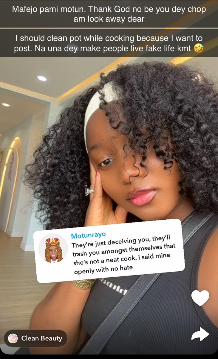 HEYBIDEMI's tweet photo. Someone on snap says to Simi “you pot look too dirty when you cook you should clean the sides on the inside before posting them” her replied 👇

Me: but wait… are you guys serious at all, what is your  problem with her pot una won chop the food ? Celebrity life no easy at all https://t.co/bz2Je0Bwat