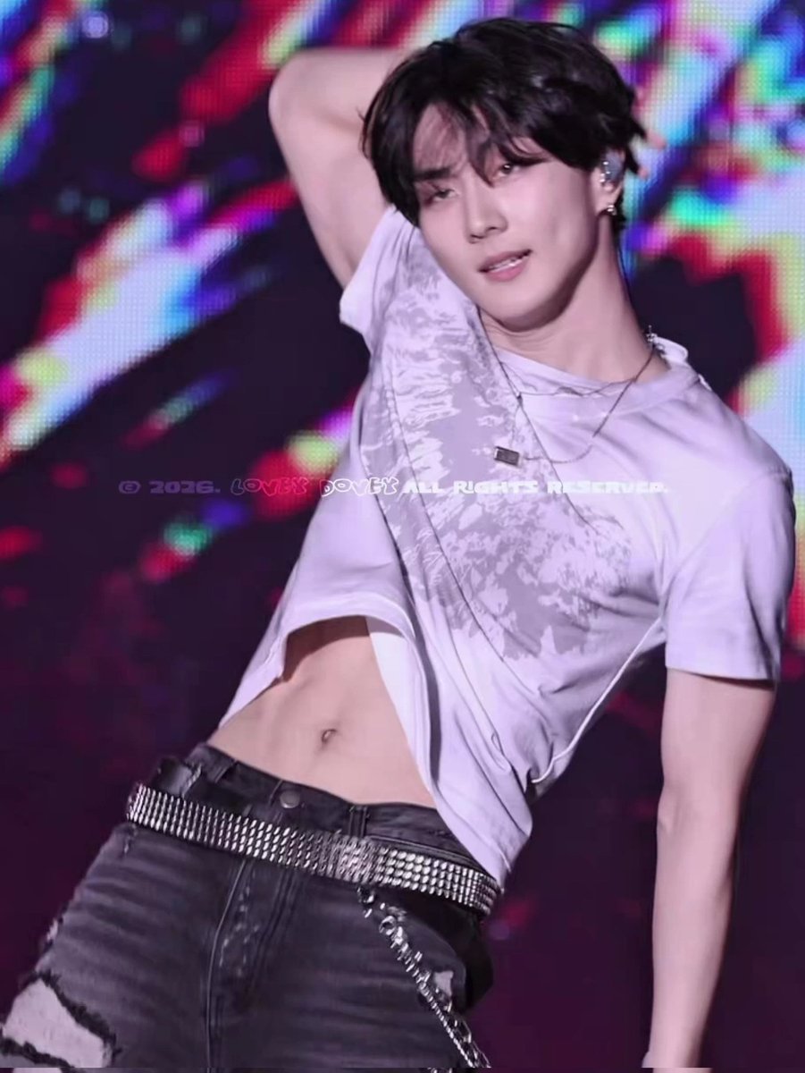 yjungw0nily's tweet photo. Sweet venom already had me screaming but weverse con 2026? An unobstructed jungwon stomach view? we've entered a new era. I'm speechless no, i'm nosebleeding😫😭 https://t.co/FZcd8UYf8X