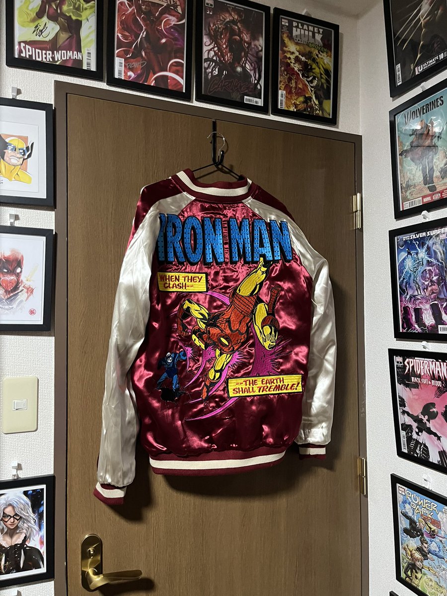TakacMarvel's tweet photo. マーベル・スタジオ［公式］様のキャンペーンで当選したスカジャンを飾ってみました！！

おぉ、めちゃくちゃカッコいい！！

冬までは着れないし、インテリアとしても最高です✨ https://t.co/LXE1vNener