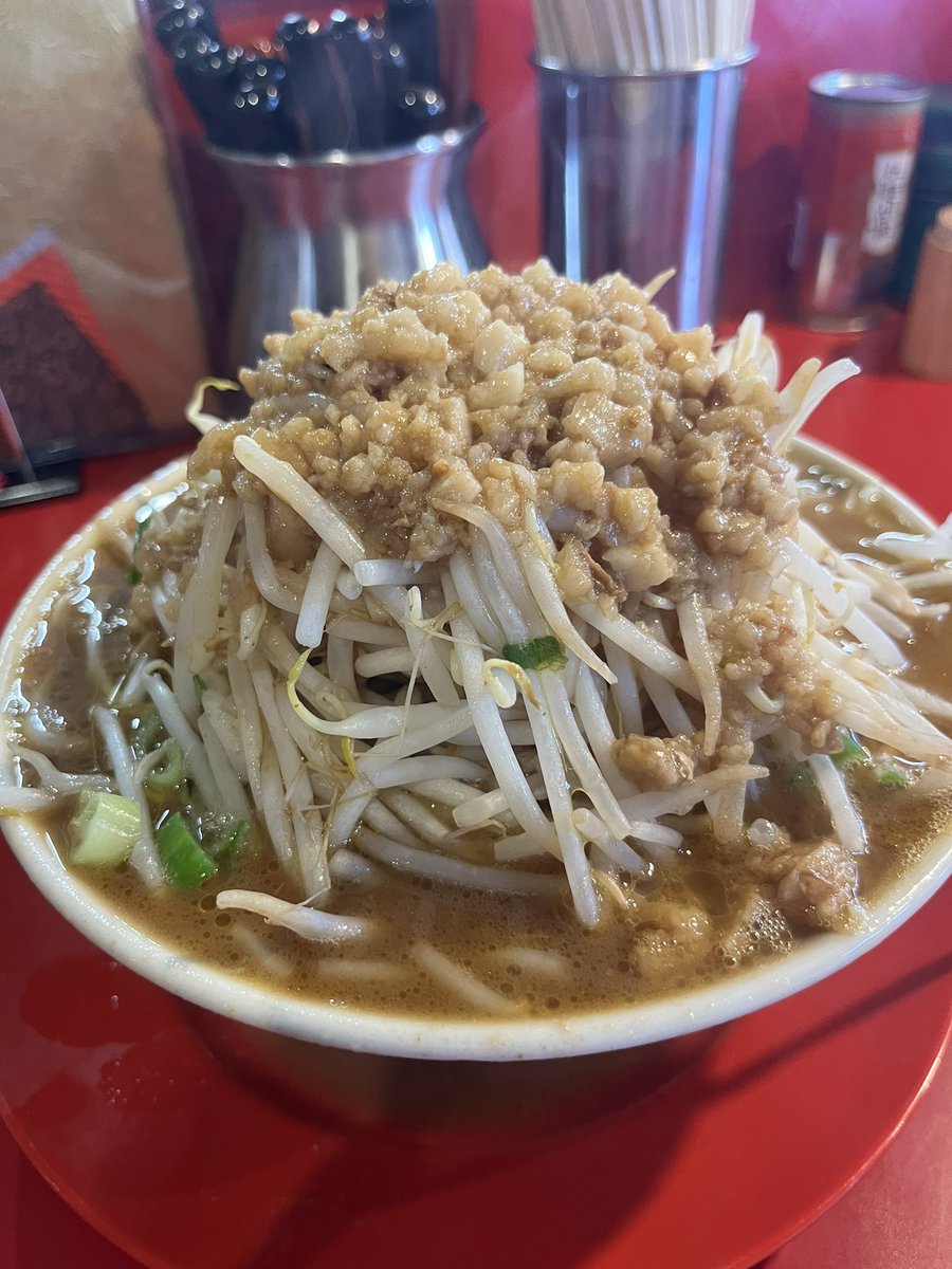 zender211's tweet photo. 我道家 総本店
我二郎特盛、ヤサイアブラおおめ
昼イチのスープ。
ガツンと濃厚濃密な鶏豚骨。
ワシワシの歴史麺。
大判、端っこ、脂身、イロイロ楽しめる。大量の燻煙チャーシュー。
なんて贅沢なメニュー。
醤油濃くても、ラーメン酢入れるとなぜかサッパリ飲めてしまう。
ごちそうさまでした！ https://t.co/ARnEL0k6Nv