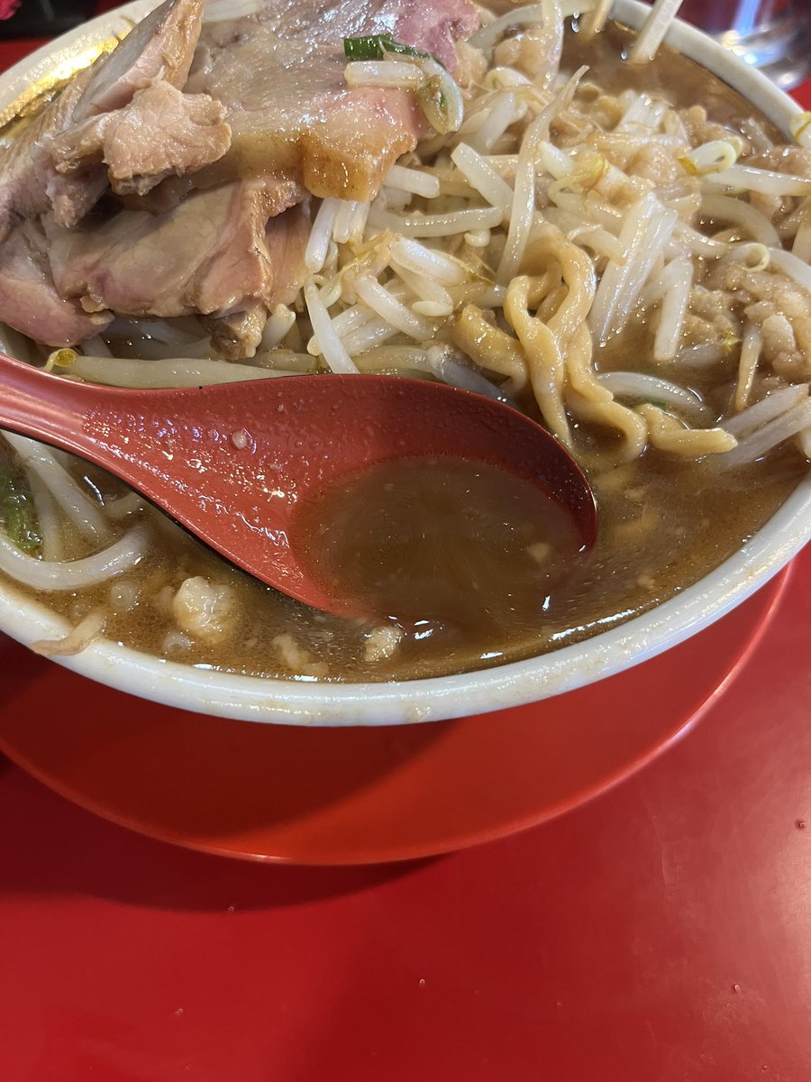 zender211's tweet photo. 我道家 総本店
我二郎特盛、ヤサイアブラおおめ
昼イチのスープ。
ガツンと濃厚濃密な鶏豚骨。
ワシワシの歴史麺。
大判、端っこ、脂身、イロイロ楽しめる。大量の燻煙チャーシュー。
なんて贅沢なメニュー。
醤油濃くても、ラーメン酢入れるとなぜかサッパリ飲めてしまう。
ごちそうさまでした！ https://t.co/ARnEL0k6Nv