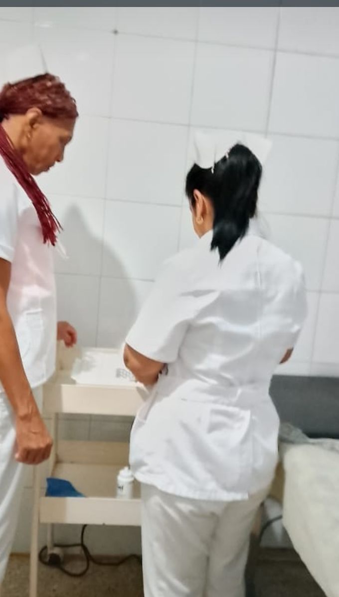 CubacooperaveG's tweet photo. Nuestras enfermeras en su entrega y compromiso, cumpliendo con responsabilidad su jornada laboral https://t.co/V3cBtUV0ig