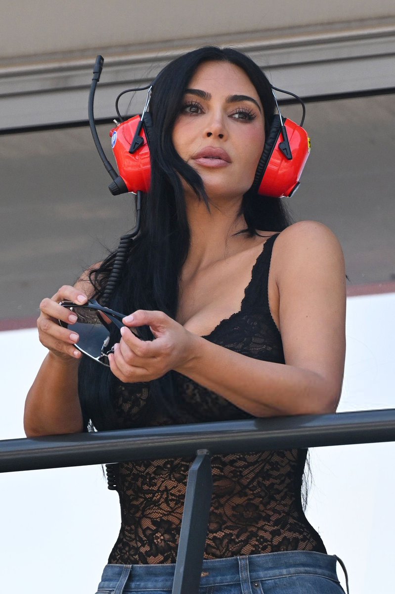 MidiaAccess's tweet photo. Kim Kardashian e Khloé Kardashian no Paddock durante o treino classificatório da F1 durante o Grande Pix de Mônaco em Monte Carlo, Mônaco | 06 de junho. https://t.co/aG1LFgwUMH