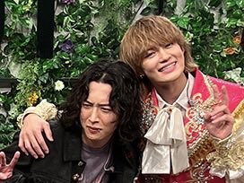 amakukarai's tweet photo. #キタニタツヤ  #MILK  #佐野勇人 
M!LKの佐野くんと肩を組んで仲良くなってるキタニさん？！？！？！

どこかぎこちない表情がジワる🤣 https://t.co/Vad5madkkj