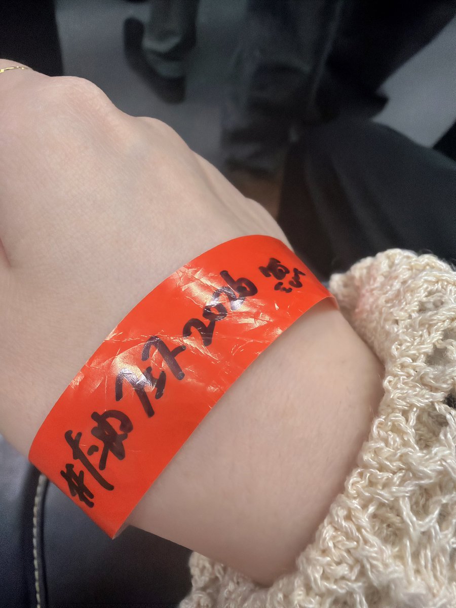 ns2m30's tweet photo. 6.6(土) 調布Cross/utsuro-tanuki 
最高に楽しかったー！！
毎日深夜徘徊聴いてたので聴けて嬉しい
レソロジカも言えないも
みんなで肩組み合ったのもとても楽しかったし
ライブに行く度に愛が増していく
心の火が消えそうなのをまた灯してくれる...ありがとう🥲
リストバンドがかわいくて外したくない https://t.co/hkMGgaHgwS