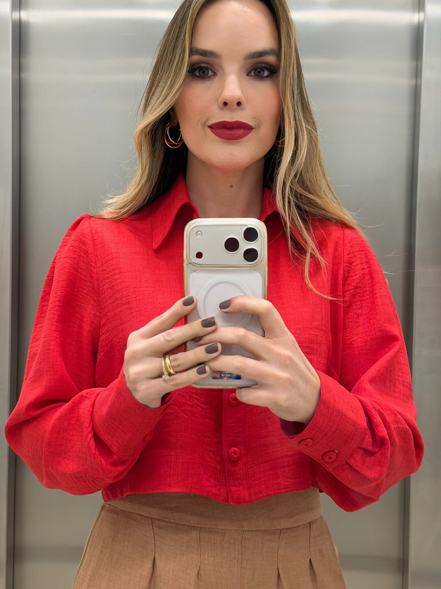 Thaeme's tweet photo. Que tenhamos um abençoado #fds, meus amores! ❤️ em Londrina dessa vez pra curtir a família! https://t.co/cxrdfY76ON