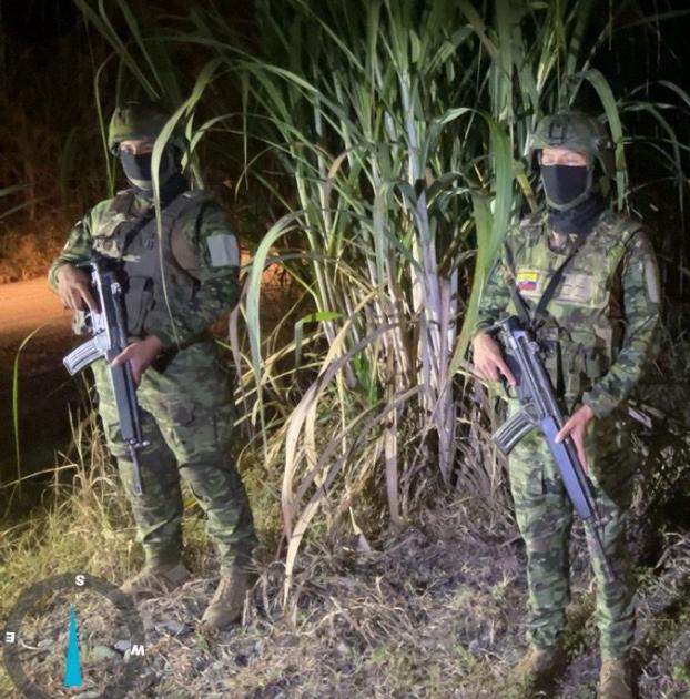 FFAAECUADOR's tweet photo. #Guayas | Las Fuerzas Armadas del Ecuador ejecutaron una operación militar en Marcelino Maridueña, donde decomisaron 02 armas de fuego, 01 alimentadora y 11 municiones. La intervención fortalece las acciones contra las actividades ilícitas en el sector. #FFAAContigo https://t.co/c1pSZwikbO
