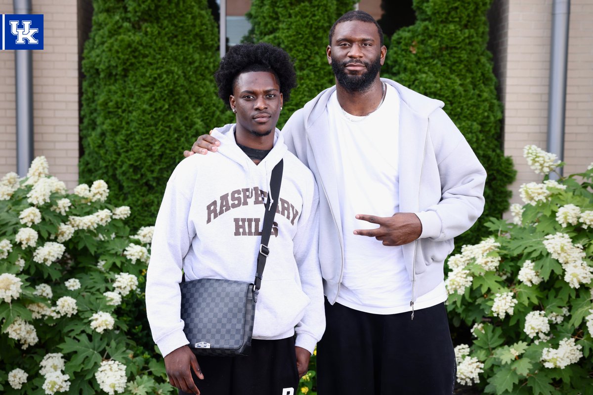 KentuckyMBB's tweet photo. Welcome to your new Kentucky home, @r2rzoom &amp; @franckkepnang 🏠📍 https://t.co/mH65FSem7i