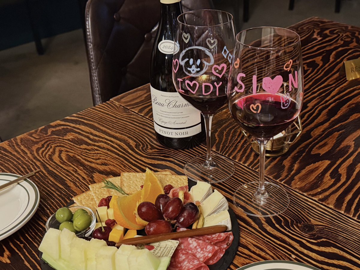 fff_on_'s tweet photo. 여유롭당 한강 가기 좋은 날씨🍷 https://t.co/sZDDfzxAQr