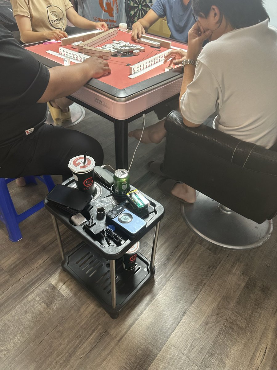 a0963859909's tweet photo. 站在旁邊抽桌錢。穩賺 https://t.co/COhsf4L4lw