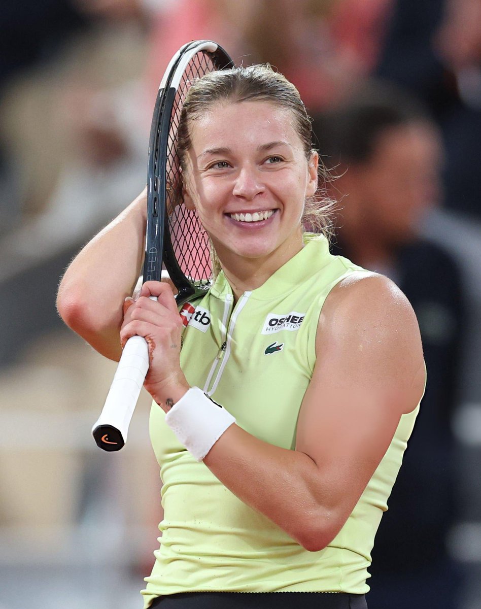 Tiempodetenis1's tweet photo. ❤️🥹 UNA DE LAS HISTORIAS MÁS LINDAS DEL AÑO.

Maja Chwalinska llegó a Roland Garros habiendo ganado 865.000 dólares en toda su carrera, sin sponsors, fuera del Top 100 y luego de haber superado una dura depresión.

Maja Chwalinska se va de Roland Garros como subcampeona, con casi 1,5 millones de dólares en premios, siendo 21° del ranking y con la admiración del mundo entero.
