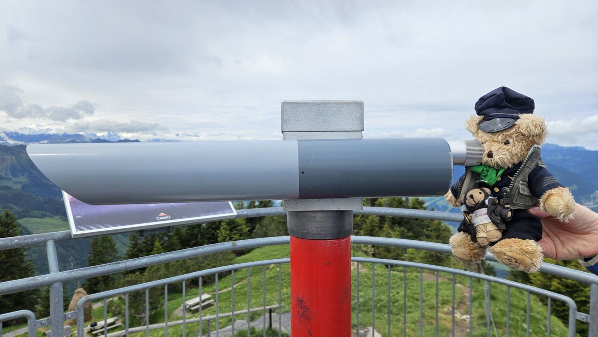 BearsPipe's tweet photo. Tunstall saw all the mountains through a telescope 🔭 😍 #SwissTweetup https://t.co/JmBjsAUSpE