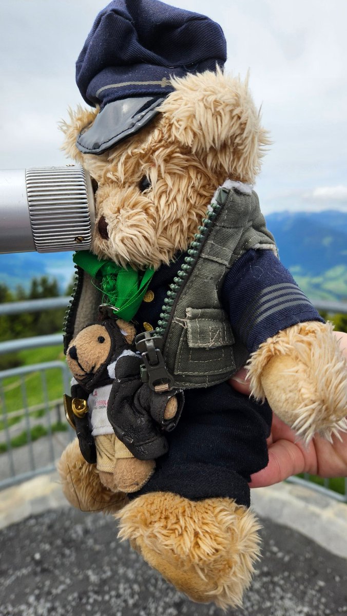 BearsPipe's tweet photo. Tunstall saw all the mountains through a telescope 🔭 😍 #SwissTweetup https://t.co/JmBjsAUSpE
