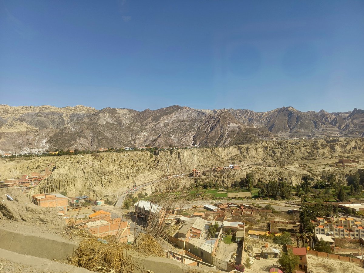 ELEchoqueM's tweet photo. 🔴#Ahora|Vista panorámica del acceso al Puente Lipari #RioAbajo #LaPaz #Mecapaca #Bolivia. 

Hay masiva afluencia de familias que se dirigen en minibús y otros vehículos a la feria de #Avircato para comprar verduras de primera necesidad. https://t.co/o6d9nHct6t