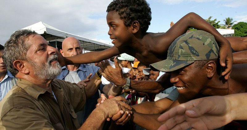 tonvicttor's tweet photo. imagina falar isso pro velho que tem essas fotos no currículo: https://t.co/Fd0rg5gHyJ