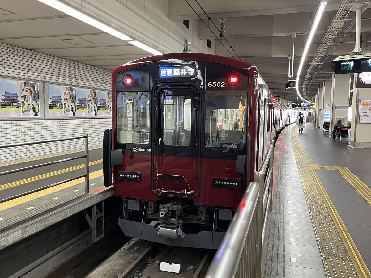 Line2_Fline's tweet photo. 鉄道の種類を判別するのは本当に難しい。
私のような歴の長い専門家でもない素人はよく間違える。
コツとしては車体の形状や塗装など常に見える所で識別することだ。
私くらいまで知識が増えると遠目に見ただけで判断が出来るようになる。
これは6A系です。 https://t.co/CqXUmKtc8y
