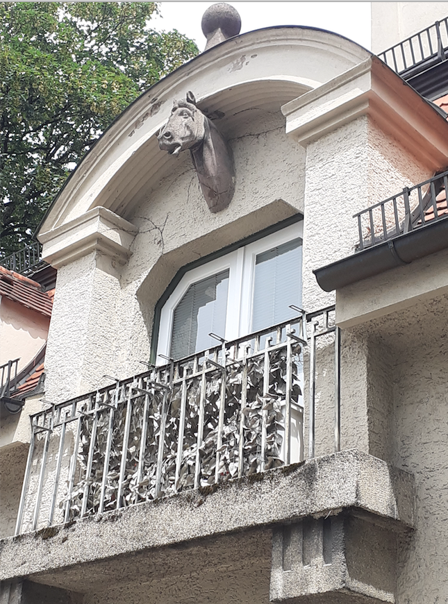 GregerRenate's tweet photo. Heute entdeckt:
Pferdekopfskulptur 🐴 an der Giebelfassade des alten Marstalls der Seidl-Villa in München Schwabing 
Früher haben sogar die Pferde 🐎 stilvoll gewohnt! 😍 https://t.co/e9Kzv8tRLx