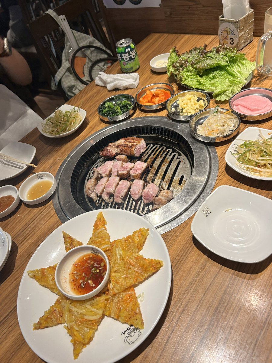 m_jun_hani's tweet photo. しかしだ結局どこでもオタクの血は騒ぐから整理券も早押しチャレンジだったけどまぁ良い番号叩き出したのおもろい☺️
新宿だったから終わったあと新大久保でサムギョプサルとチヂミを美味しく頂いて帰りました！ https://t.co/ssln8pwsYb