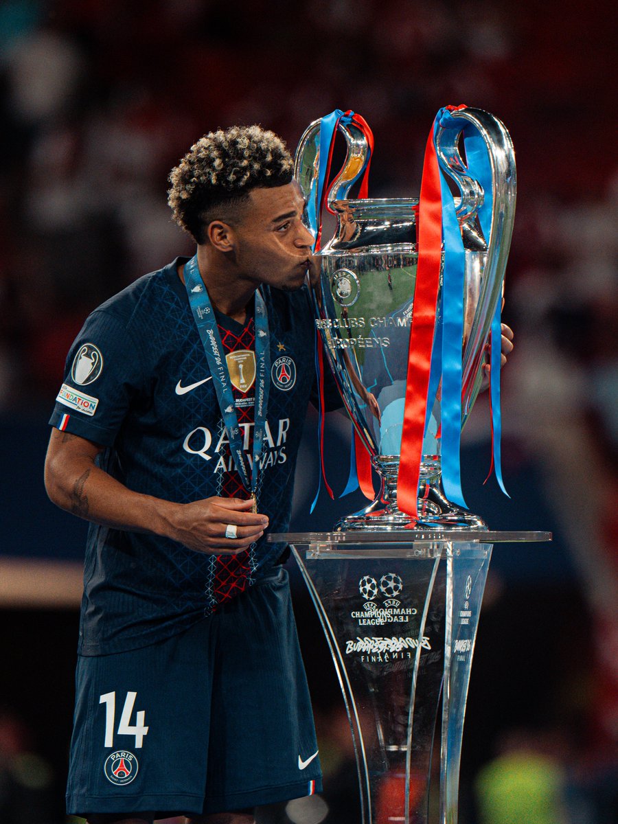 PSG_inside's tweet photo. 😘 https://t.co/EbscKtRS13
