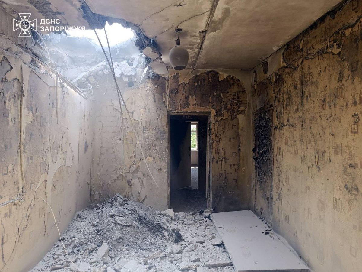 viktorikolibri's tweet photo. Attack on Zaporizhzhia: three people, including one child, were injured as a result of Russian shelling, according to the State Emergency Service. 

The number of casualties is being confirmed.

The shelling also caused fires in a high-rise building and an educational establishment. Firefighters have extinguished all the blazes.